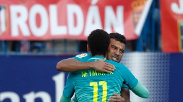 Rafinha, abrazado a Neymar tras marcar un gol