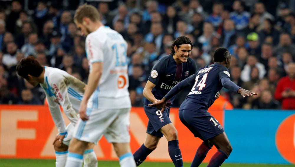 Cavani y Matuidi celebran un gol