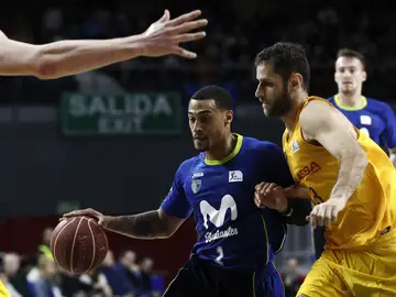 Edwin Jackson intenta entrar a canasta ante la defensa de Perperoglou Edwin Jackson intenta entrar a canasta ante la defensa de Perperoglou