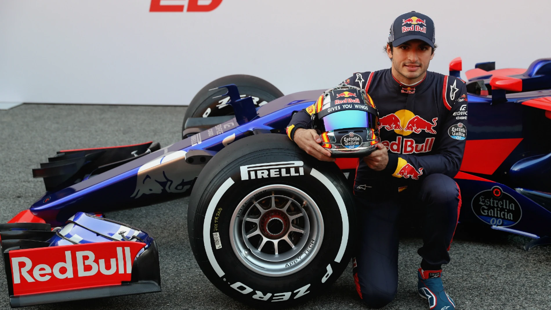 Sainz, junto a su Toro Rosso STR12