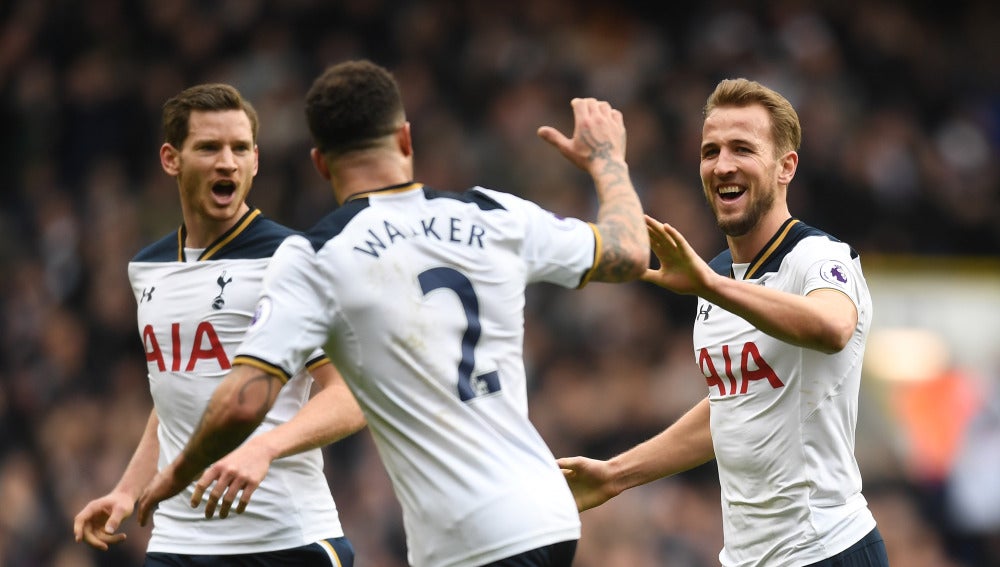Harry Kane, celebra un gol junto a sus compañeros