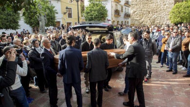 El cura que ofició el funeral de Pablo Ráez se rompió en plena ceremonia: 