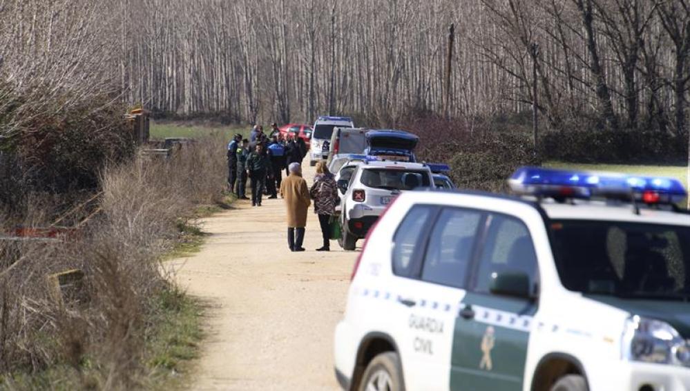 Agentes de la Guardia Civil en un camino situado entre Santa Marta de Tormes y Nuevo Naharros de Salamanca