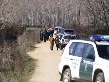 Agentes de la Guardia Civil en un camino situado entre Santa Marta de Tormes y Nuevo Naharros de Salamanca Agentes de la Guardia Civil en un camino situado entre Santa Marta de Tormes y Nuevo Naharros de Salamanca