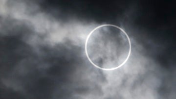 Eclipse solar anular en una imagen de archivo