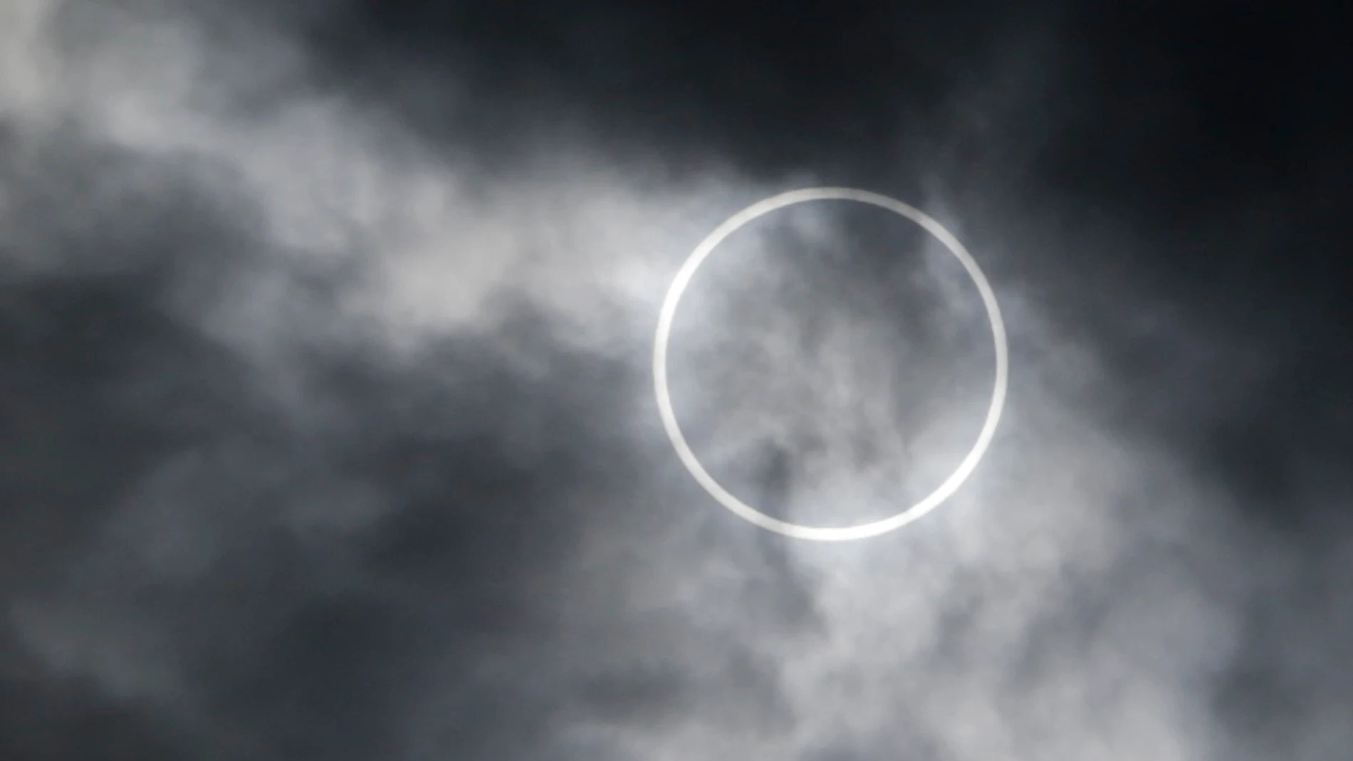 Eclipse solar anular en una imagen de archivo Eclipse solar anular en una imagen de archivo