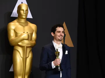 Damien Chazelle, sonriente con su estatuilla Damien Chazelle, sonriente con su estatuilla