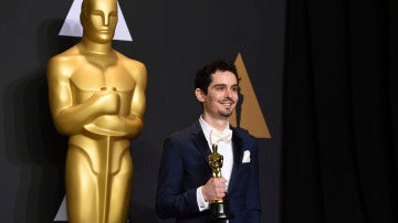 Damien Chazelle, sonriente con su estatuilla