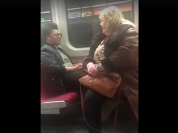 Una usuaria se sienta sobre los pies de este joven en el metro
