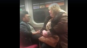 Una usuaria se sienta sobre los pies de este joven en el metro