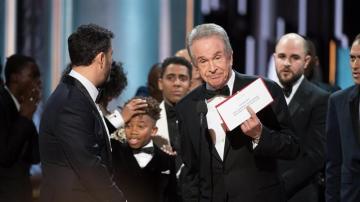 Warren Beatty anuncia el error al entregar el Oscar a la mejor película