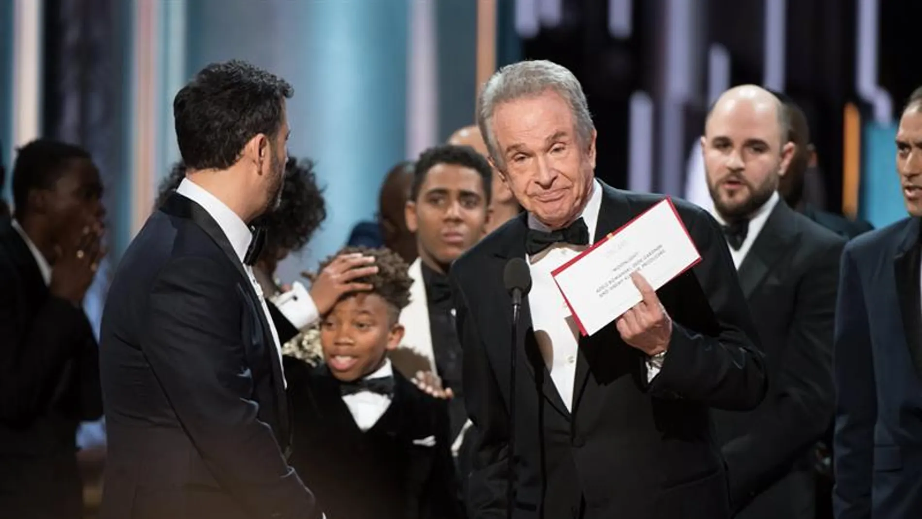 Warren Beatty anuncia el error al entregar el Oscar a la mejor película Warren Beatty anuncia el error al entregar el Oscar a la mejor película
