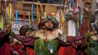 Los coros y las chirigotas ponen la nota de humor al carnaval de Cádiz