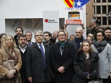 Comitiva que acompaña a Homs a declarar Comitiva que acompaña a Homs a declarar