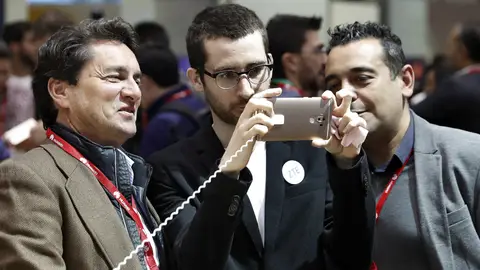 Un operario de la compañia china de teléfonos móviles ZTE muestra las características Un operario de la compañia china de teléfonos móviles ZTE muestra las características
