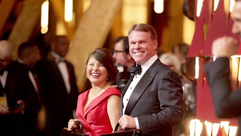 Martha Ruiz y Brian Cullinan, encargados de custodiar los sobres de los Oscars