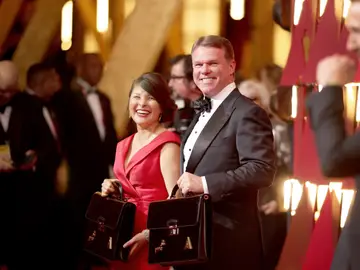 Martha Ruiz y Brian Cullinan, encargados de custodiar los sobres de los Oscars Martha Ruiz y Brian Cullinan, encargados de custodiar los sobres de los Oscars