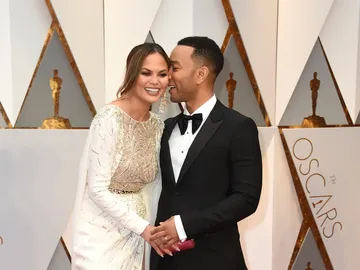 Chrissy Teigen y John Legend han desprendido amor sobre la alfombra roja Chrissy Teigen y John Legend han desprendido amor sobre la alfombra roja