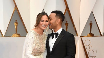 Chrissy Teigen y John Legend han desprendido amor sobre la alfombra roja