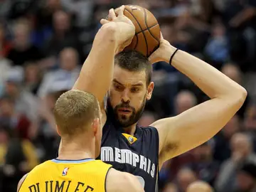 Marc Gasol mantiene el balón ante la defensa de Plumlee Marc Gasol mantiene el balón ante la defensa de Plumlee