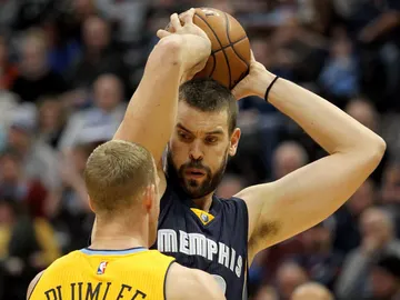 Marc Gasol mantiene el balón ante la defensa de Plumlee Marc Gasol mantiene el balón ante la defensa de Plumlee