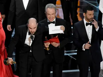 El productor de 'La la land', Jordan Horowitz, enseña la tarjeta en la que aparece 'Moonlight' como Mejor Película, tras el error de Warren Beatty El productor de 'La la land', Jordan Horowitz, enseña la tarjeta en la que aparece 'Moonlight' como Mejor Película, tras el error de Warren Beatty