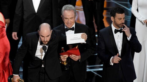 El productor de 'La la land', Jordan Horowitz, enseña la tarjeta en la que aparece 'Moonlight' como Mejor Película, tras el error de Warren Beatty