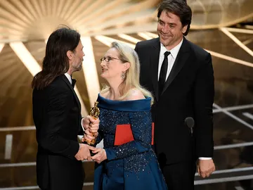 Meryl Streep robándole un Oscar a un señor con melena (o quizás no) Meryl Streep robándole un Oscar a un señor con melena (o quizás no)