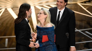 Meryl Streep robándole un Oscar a un señor con melena (o quizás no) Meryl Streep robándole un Oscar a un señor con melena (o quizás no)