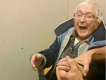 Annie, la anciana que cumple su sueño de ser arrestada Annie, la anciana que cumple su sueño de ser arrestada