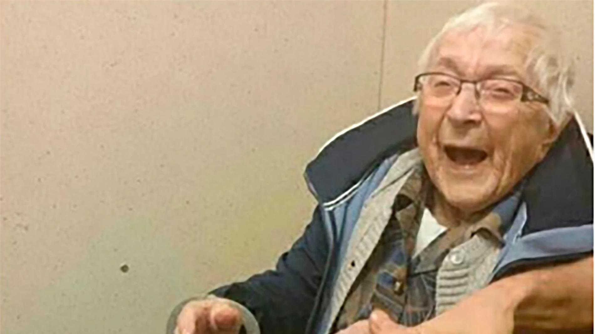 Annie, la anciana que cumple su sueño de ser arrestada Annie, la anciana que cumple su sueño de ser arrestada