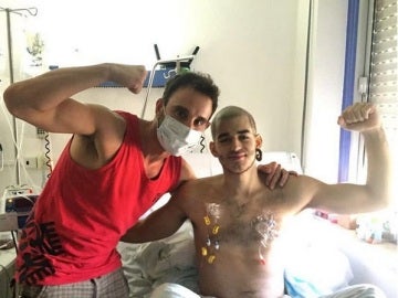 Dani Rovira posa con Pablo Ráez en el hospital Dani Rovira posa con Pablo Ráez en el hospital