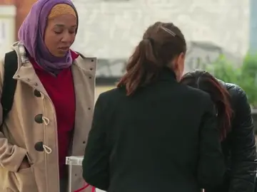 Frame 5.720662 de: Una cámara oculta capta la reacción de varios ciudadanos ante una situación claramente racista Frame 5.720662 de: Una cámara oculta capta la reacción de varios ciudadanos ante una situación claramente racista