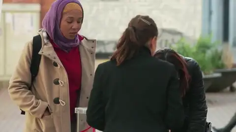 Frame 5.720662 de: Una cámara oculta capta la reacción de varios ciudadanos ante una situación claramente racista Frame 5.720662 de: Una cámara oculta capta la reacción de varios ciudadanos ante una situación claramente racista