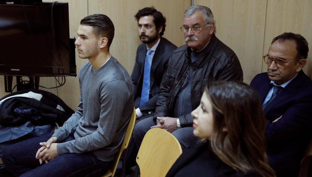 Lucas Hernández y su expareja en el juzgado