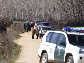 Agentes de la Guardia Civil en el lugar donde hallaron el cadáver de un hombre con mordeduras de perro en Salamanca