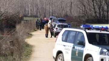 Agentes de la Guardia Civil en el lugar donde hallaron el cadáver de un hombre con mordeduras de perro en Salamanca