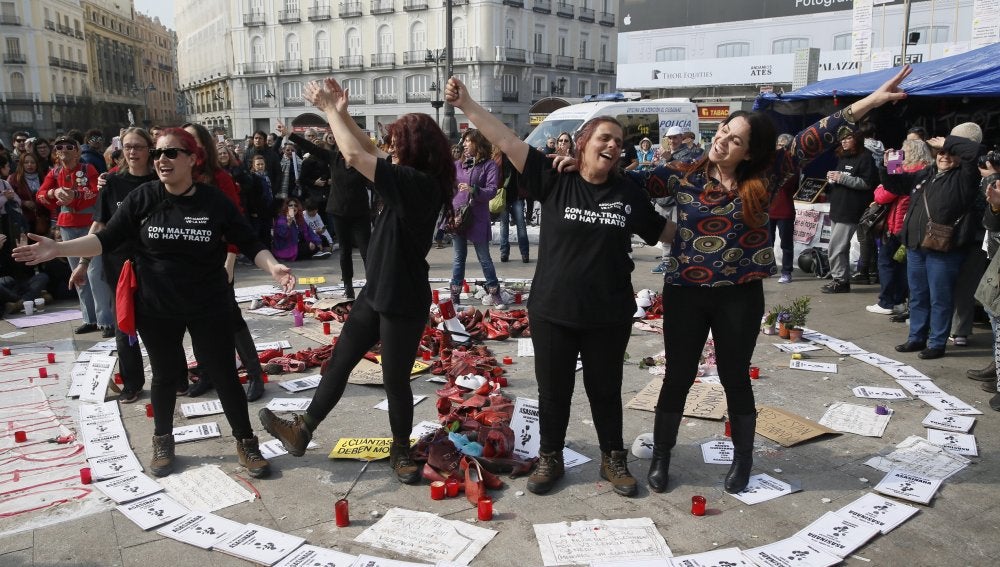Desde hace casi tres semanas un grupo de mujeres en huelga de hambre acampa en la Puerta del Sol