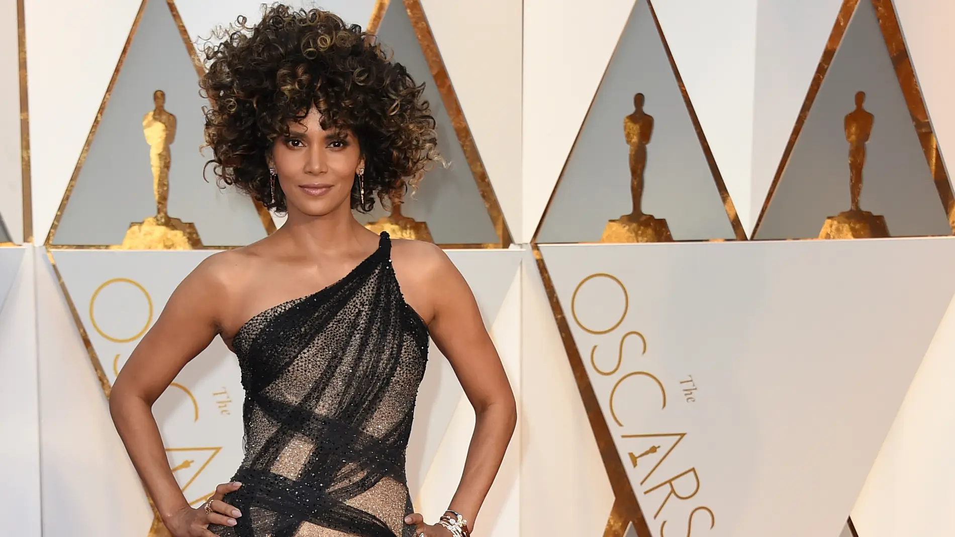 Halle Berry con un Atelier Versace asimétrico