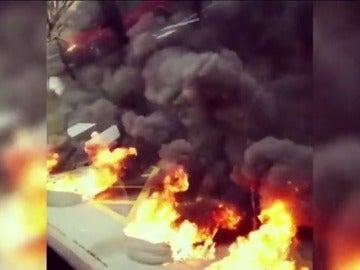 Frame 26.737777 de: Cortes de tráfico en varias calles de Barcelona por la quema de contenedores y neumáticos
