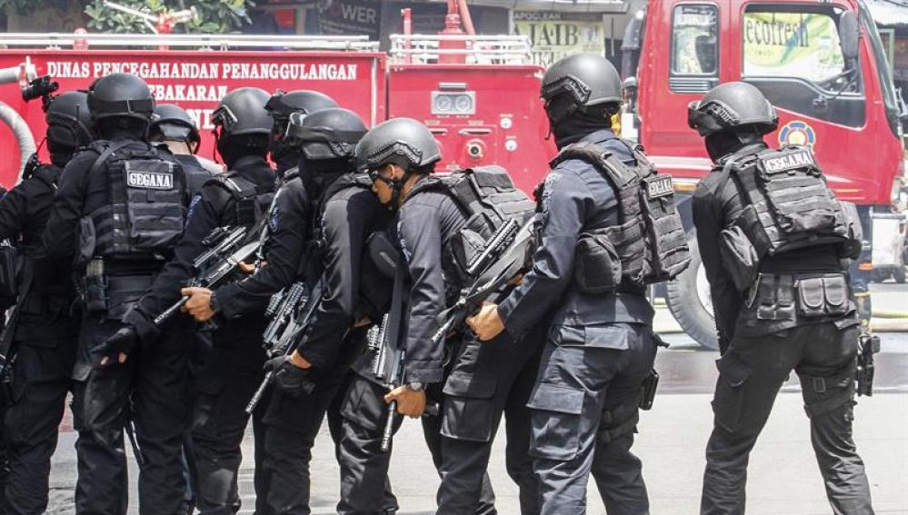 Policía Antiterrorista de Indonesia ante el edificio atacado