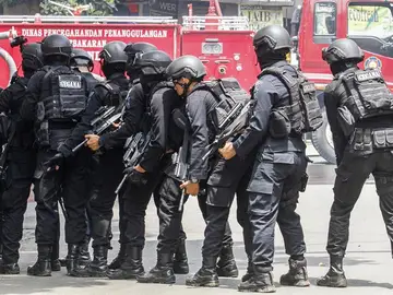 Policía Antiterrorista de Indonesia ante el edificio atacado Policía Antiterrorista de Indonesia ante el edificio atacado