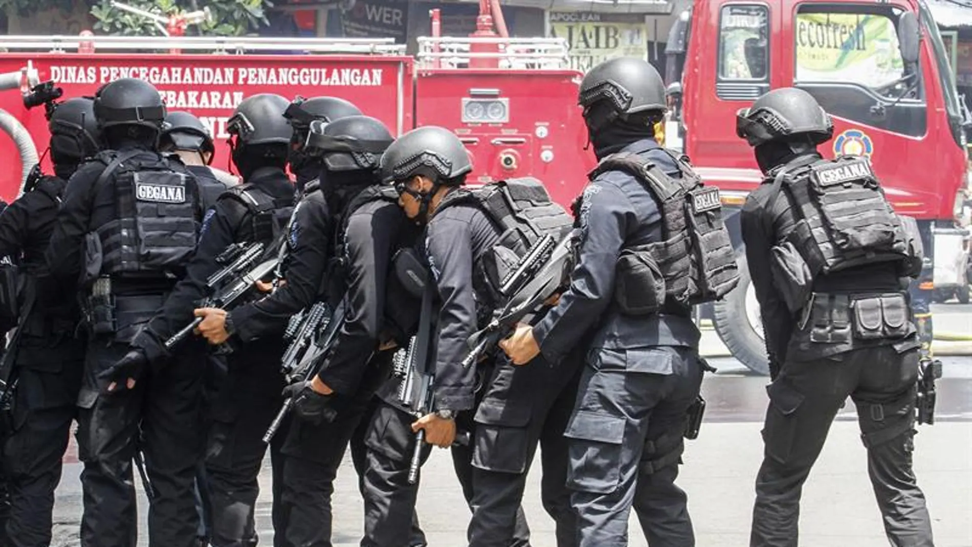 Policía Antiterrorista de Indonesia ante el edificio atacado Policía Antiterrorista de Indonesia ante el edificio atacado