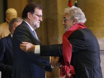 El presidente del Gobierno Mariano Rajoy (i) entrega al tenor Plácido Domingo (d) la Gran Cruz de Alfonso X el Sabio