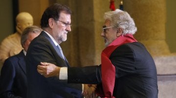 El presidente del Gobierno Mariano Rajoy (i) entrega al tenor Plácido Domingo (d) la Gran Cruz de Alfonso X el Sabio