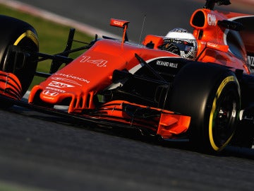 Fernando Alonso rueda con el MCL32 en Montmeló