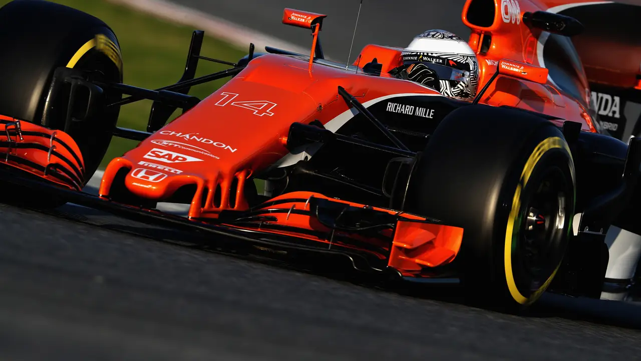 Fernando Alonso rueda con el MCL32 en Montmeló