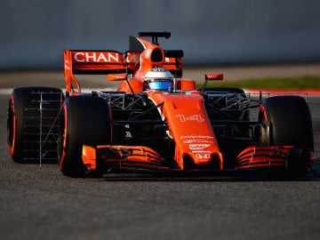 Fernando Alonso rueda con su nuevo McLaren en Montmeló