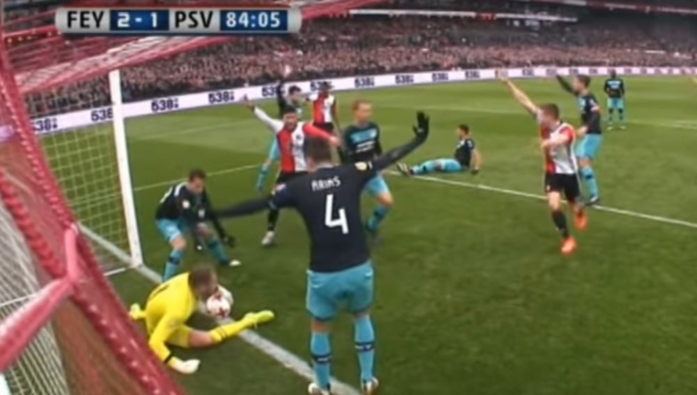 El portero detiene el balón en la línea de gol
