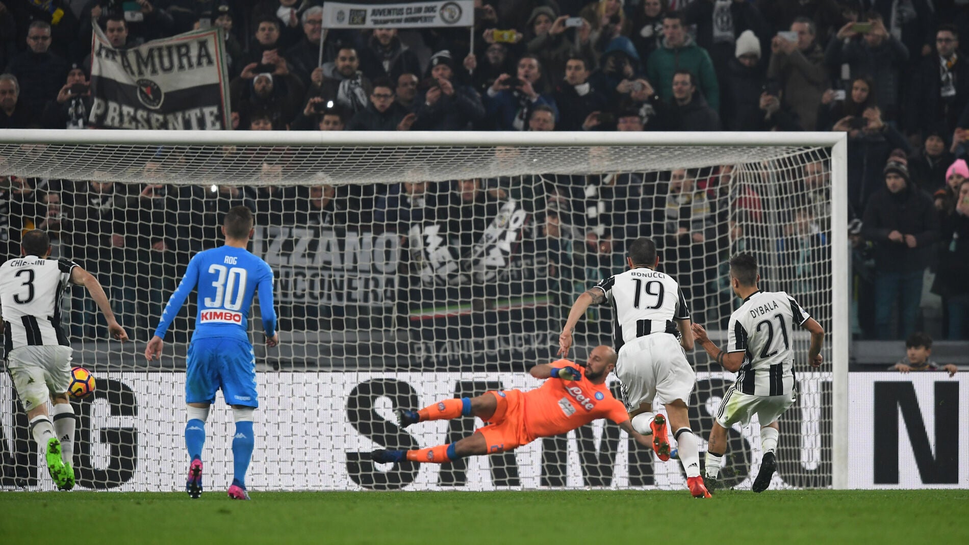 Dybala bate a Pepe Reina desde el punto de penalti